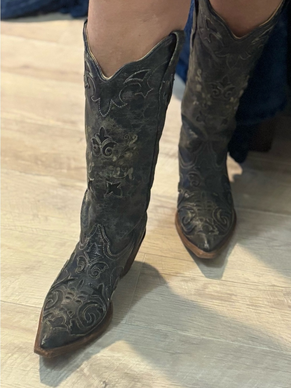 Embroidered Pointed-Toe Women’s Western Heeled Boots - Black